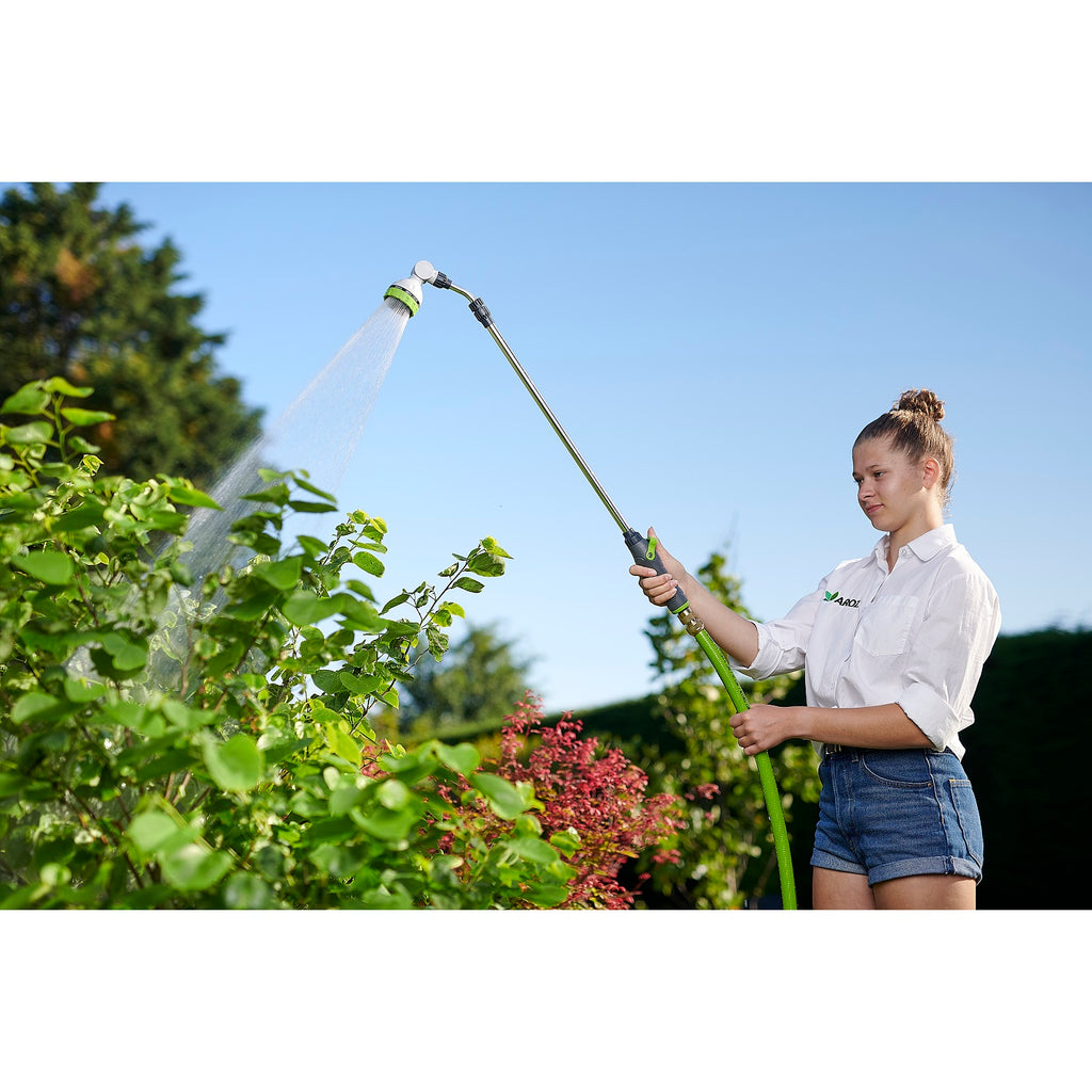 Canne telescopique arrosage d'un jardin