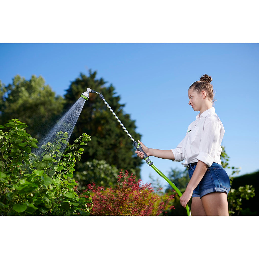 Canne telescopique arrosage d'un jardin