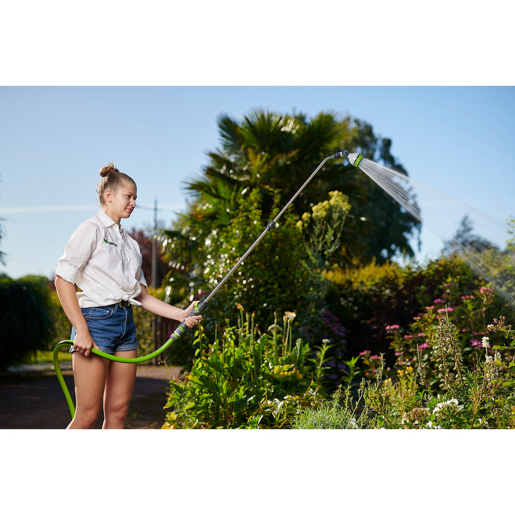 Canne telescopique arrosage d'un jardin